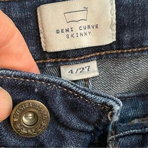 Like new Levis demi curve skinny denim jeans women’s size 4
